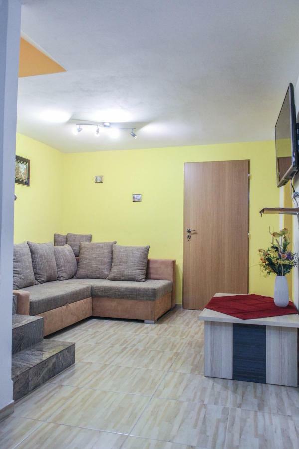 Apartman Marta Banka Zewnętrze zdjęcie