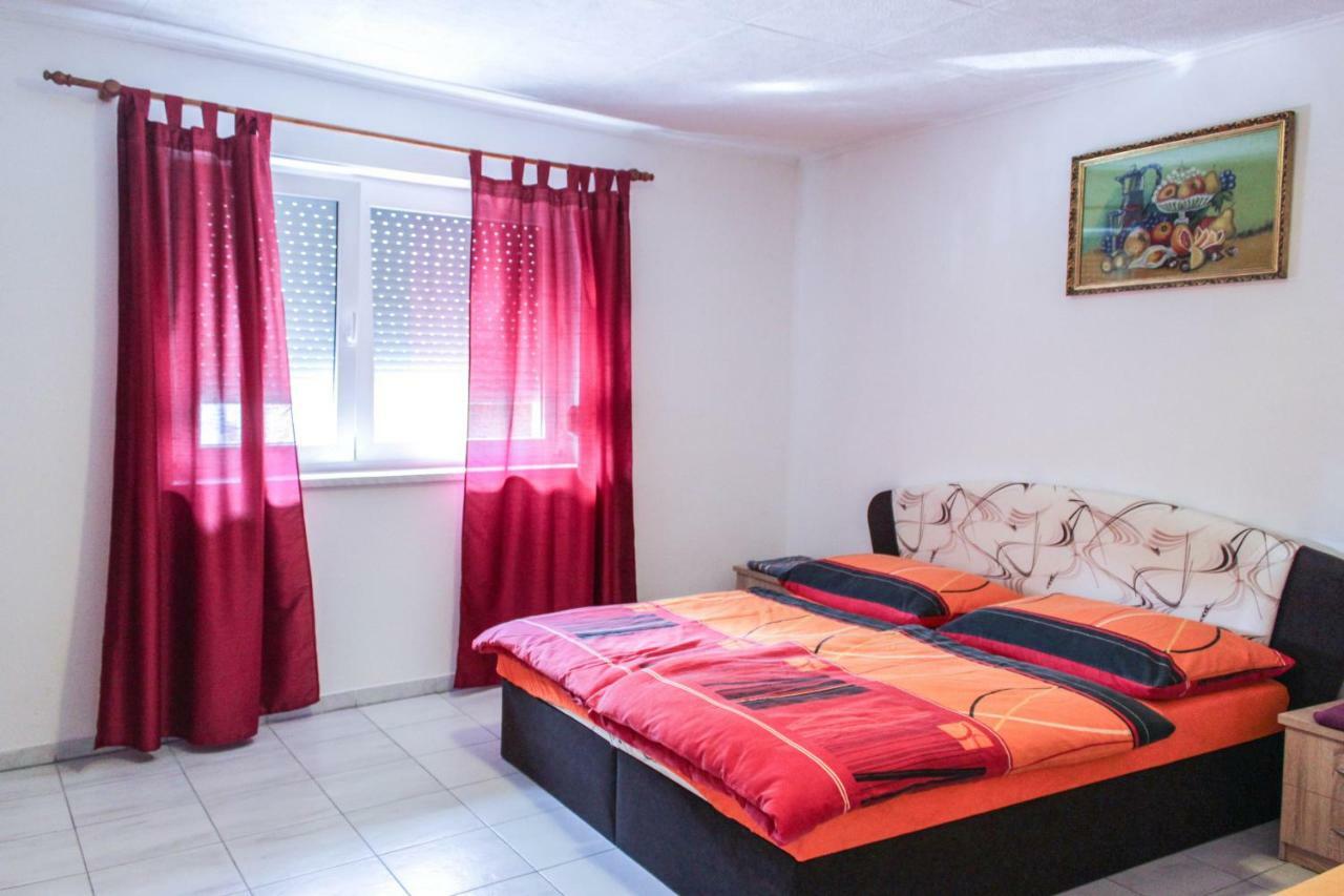 Apartman Marta Banka Zewnętrze zdjęcie