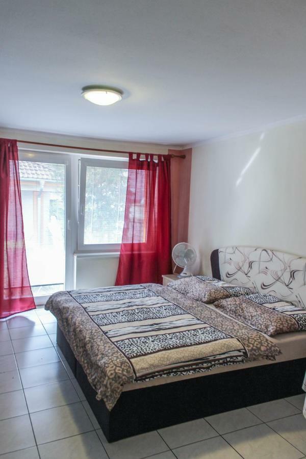 Apartman Marta Banka Zewnętrze zdjęcie