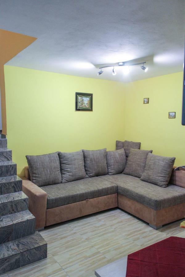 Apartman Marta Banka Zewnętrze zdjęcie