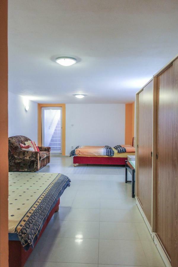 Apartman Marta Banka Zewnętrze zdjęcie