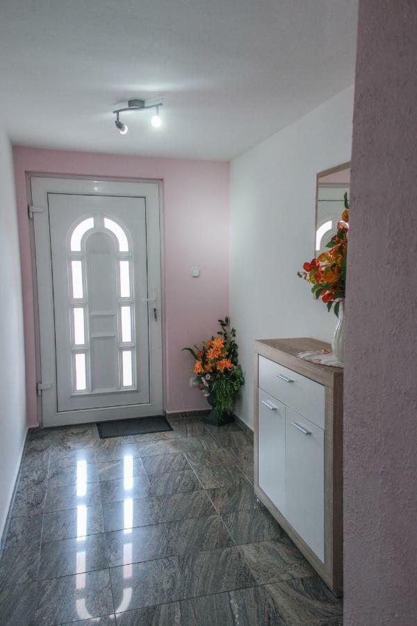 Apartman Marta Banka Zewnętrze zdjęcie